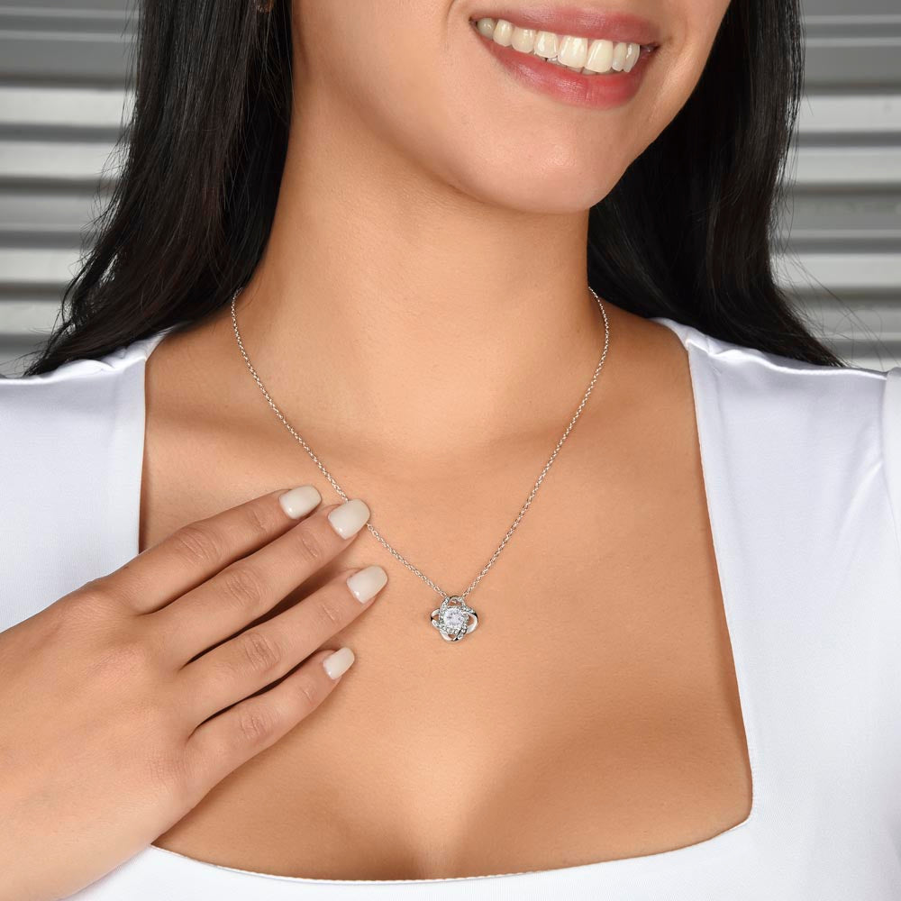 To My Daughter - Be The Woman That I know You Can Be, Love Mom Necklace